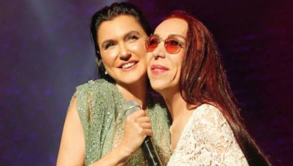 gazetepaparazzi's tweet photo. Sahnede Doğum Günü Sürprizi!
#ŞevvalSam’dan annesi #LemanSam’a sahnede doğum günü sürpri….. 🎂 https://t.co/lWFSkzvqCy