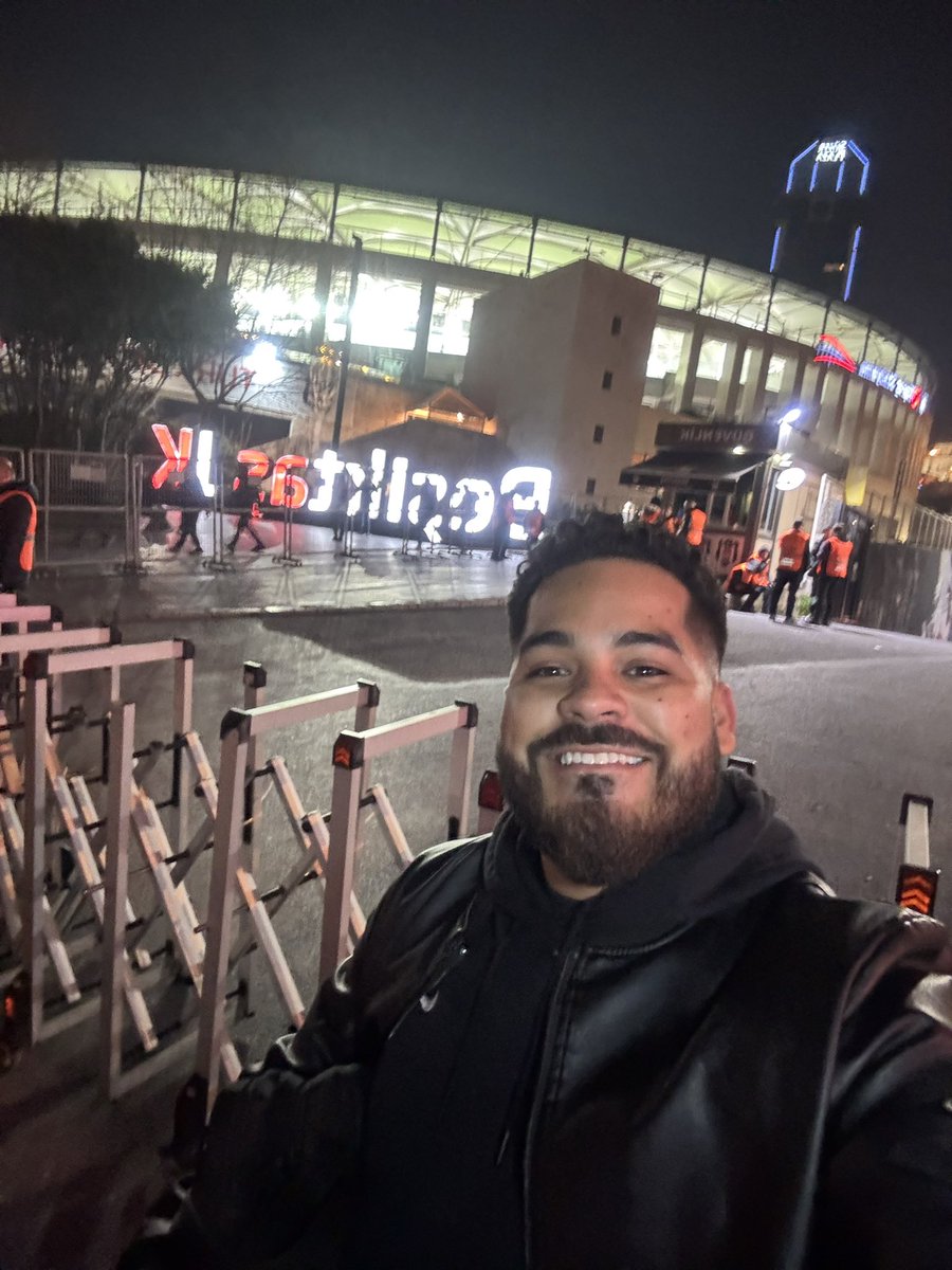 leoaguilar_29's tweet photo. Hola Estambul, Hola Besiktas, Hola Turquía 🇹🇷 

Hoy Amir Murillo hizo su trabajo. 🇵🇦👀 https://t.co/MzuLnLxMYN