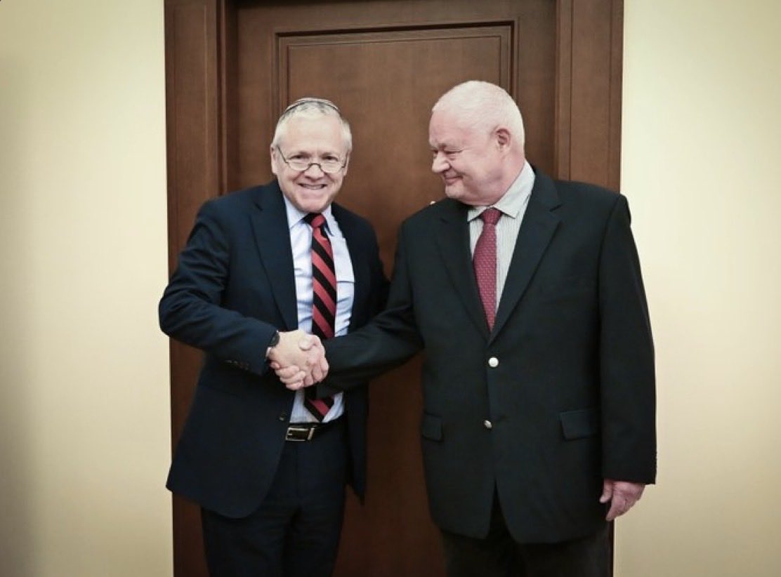 Dawno pytałem co z polskim złotem ? Niemcy patrząc na nieobliczalność pomarańczowego już dawno swoje zabrali, tymczasem PiS mafia przygotowuje się do działania na uchodźstwie w razie wypadku z przeliczeniem głosów. Może właśnie jesteśmy świadkami największego PiS wału w historii