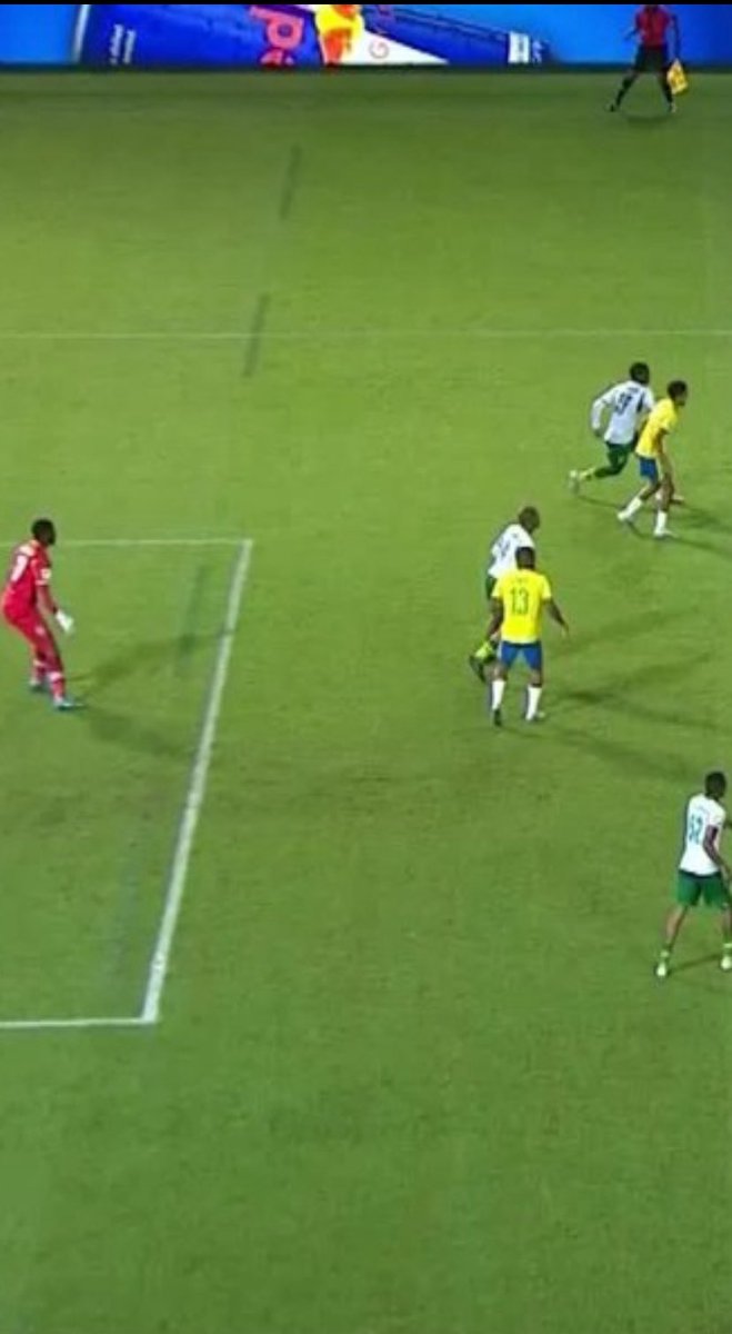 The lineman called the offside but look at his positioning!! Good Lord 

#BetwayPrem