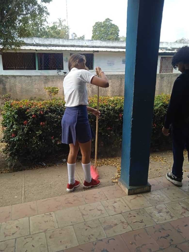 AlonsoDail58097's tweet photo. Estudiantes de la secundaria Manuel Ascunce Domenech en labores de higienización.#SentirPinero  #Educacionijv #Secundariabasicaijv https://t.co/NrxkLIjzHP