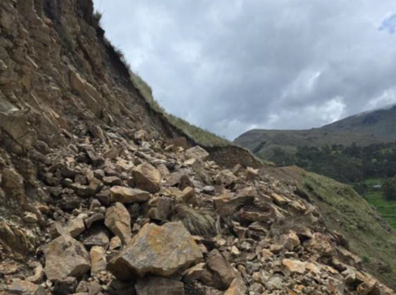 COENPeru's tweet image. 🌧️ #Áncash | El 3/3, a causa de las #LluviasIntensas, se produjo un #DerrumbeDeRocas que ocasionó daños en la infraestructura de transporte en el C.P. Cochacancha, distrito de #LaMerced, provincia de Aija. El tránsito se encuentra interrumpido en el tramo Cochacancha–Huachón, sin