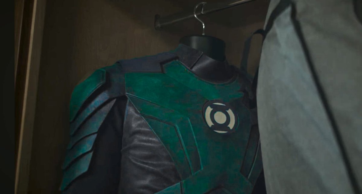 Abstraaa's tweet photo. Very quick mockup of what it could have looked like being a GREEN LANTERN suit..
Either this is a old Yellow Lantern suit, because why does it match the wardrobe! https://t.co/4kQxrKrXaM
