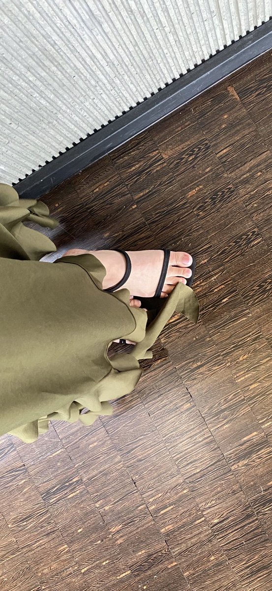 soleheirloom's tweet photo. Barefoot or Heels? 
Choose wisely.
#footfetish
#footfetishnation
#heelsandsoles https://t.co/BsYgE3yjTc