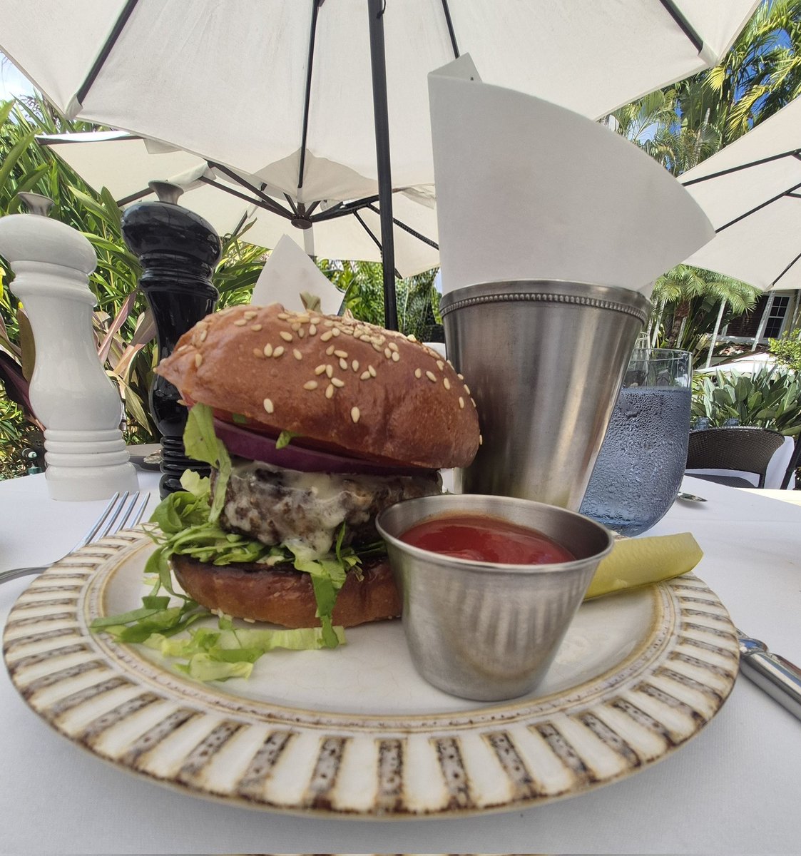 keepmovin2020's tweet image. Best part of my career is doing business with people who share the same interests. 📈 Cheese burgers &amp;amp; Cigars...😎 A nice few hours. 
#Palmbeach 🌞🌴🇺🇸
#CIGARLIFE 🔥💨