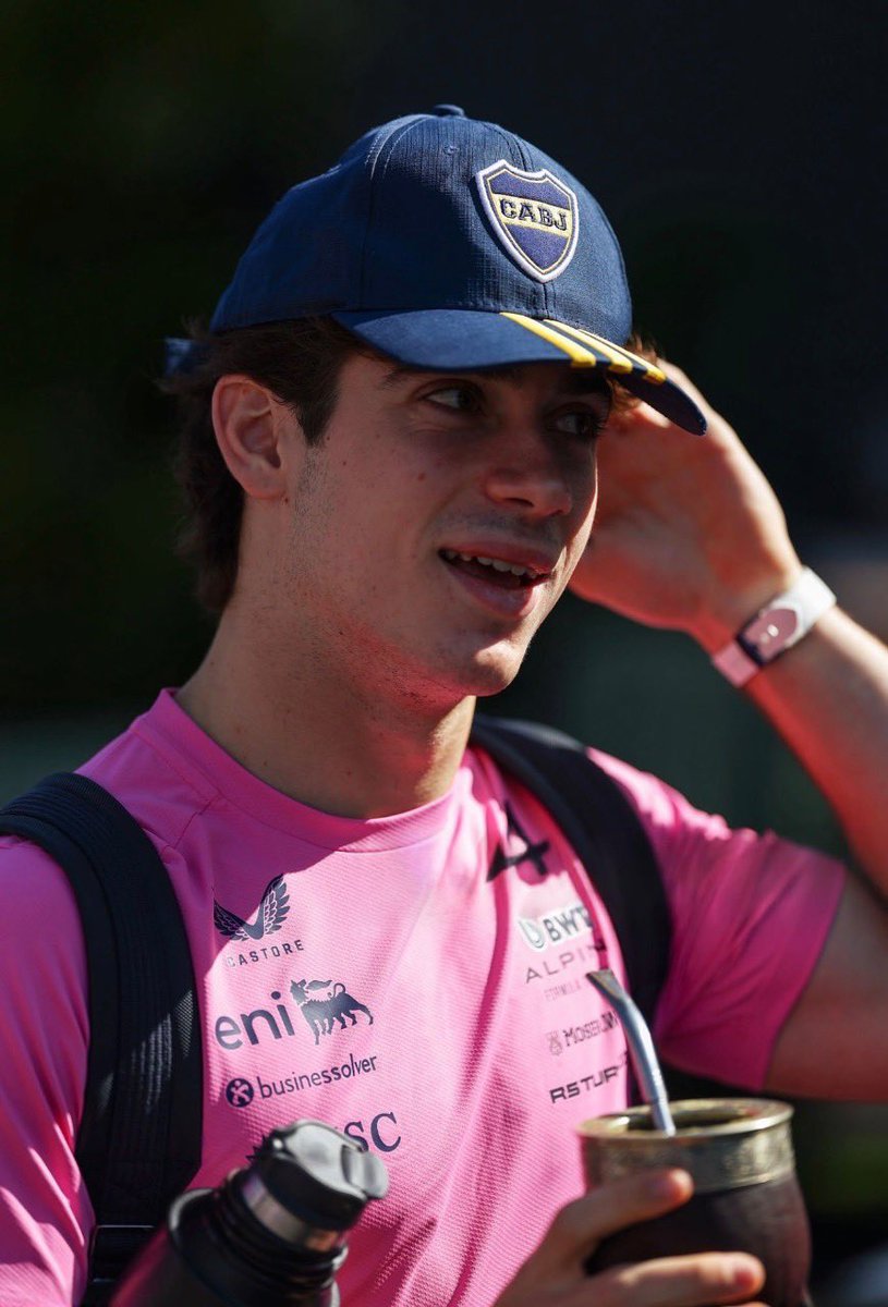 Colapinto_news's tweet photo. Franco llegando al paddock con la gorra de Boquita 💛💙💛 https://t.co/OmDLWkNerE