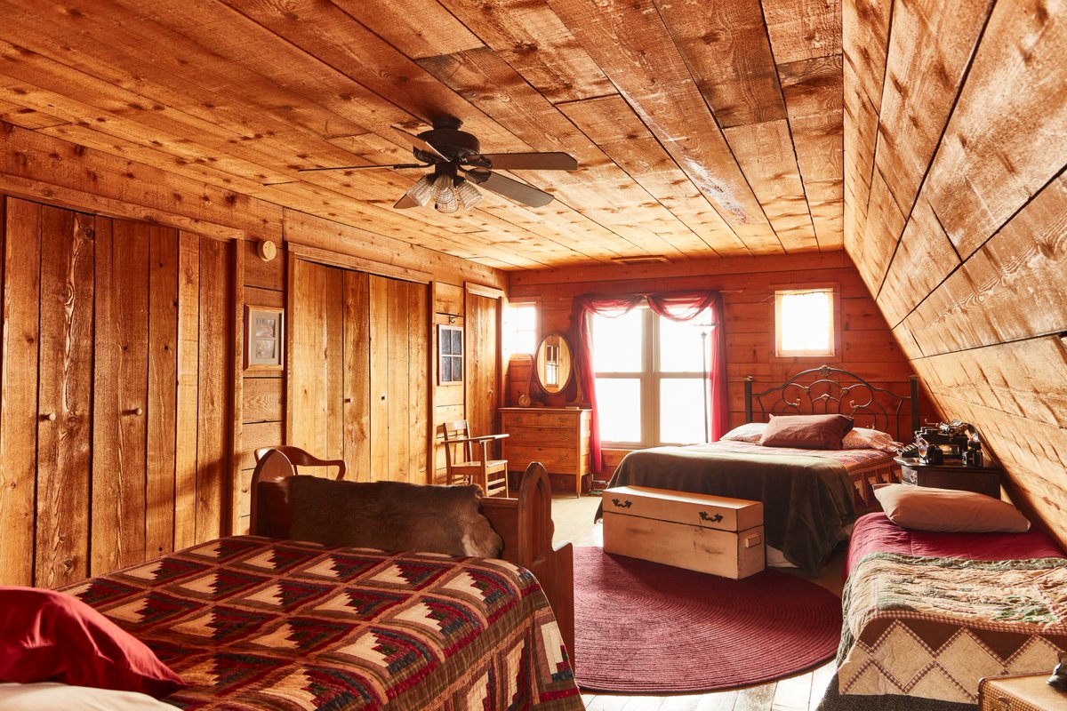 NorthDakota's tweet photo. Find your peace at Moose Creek Lodge in the scenic Rendezvous Region. 🌲✨

-Space to comfortably host 12.

-Includes a large patio with a hot tub overlooking the Tongue River.

-9 acres near Pembina Gorge for hiking, snowmobiling, and ATV trails.

📍: Langdon, ND https://t.co/9gTa9nVkod