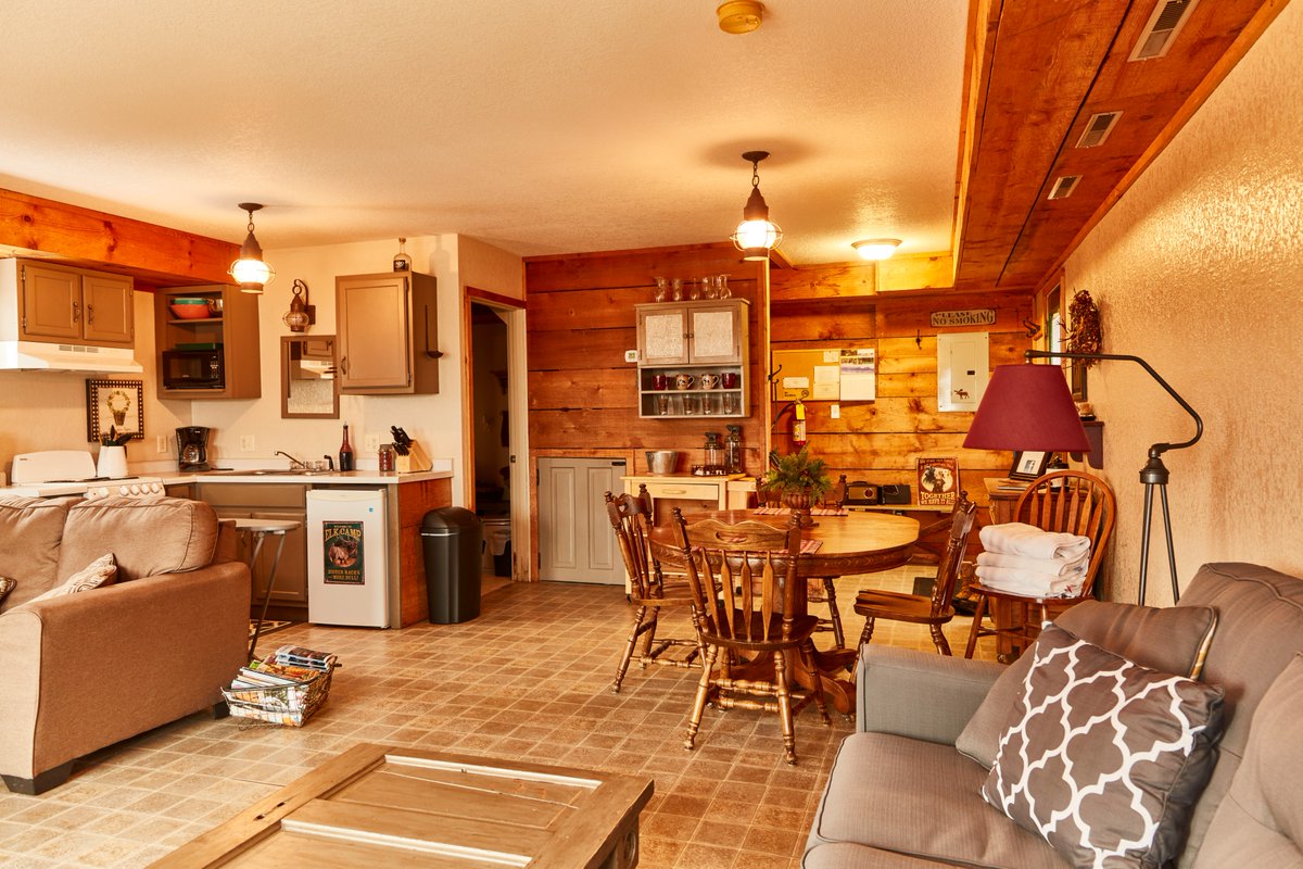 NorthDakota's tweet photo. Find your peace at Moose Creek Lodge in the scenic Rendezvous Region. 🌲✨

-Space to comfortably host 12.

-Includes a large patio with a hot tub overlooking the Tongue River.

-9 acres near Pembina Gorge for hiking, snowmobiling, and ATV trails.

📍: Langdon, ND https://t.co/9gTa9nVkod