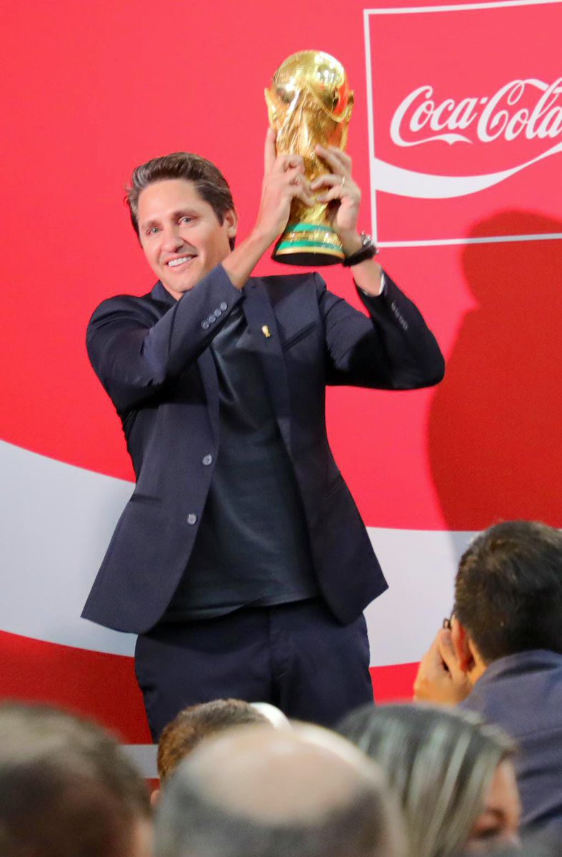 jorgelona1's tweet photo. Compartimos la alegría de la @fifaworldcup_es, que en 2026 llega por tercera vez a México. A través de la #GobernadoraDeLaGente @LibiaDennise recibimos en nuestro estado el Trofeo de la Copa del Mundo, que hoy brilla desde Guanajuato con la esperanza y la pasión de todo el planeta, listos para un evento que hará historia en todo México.