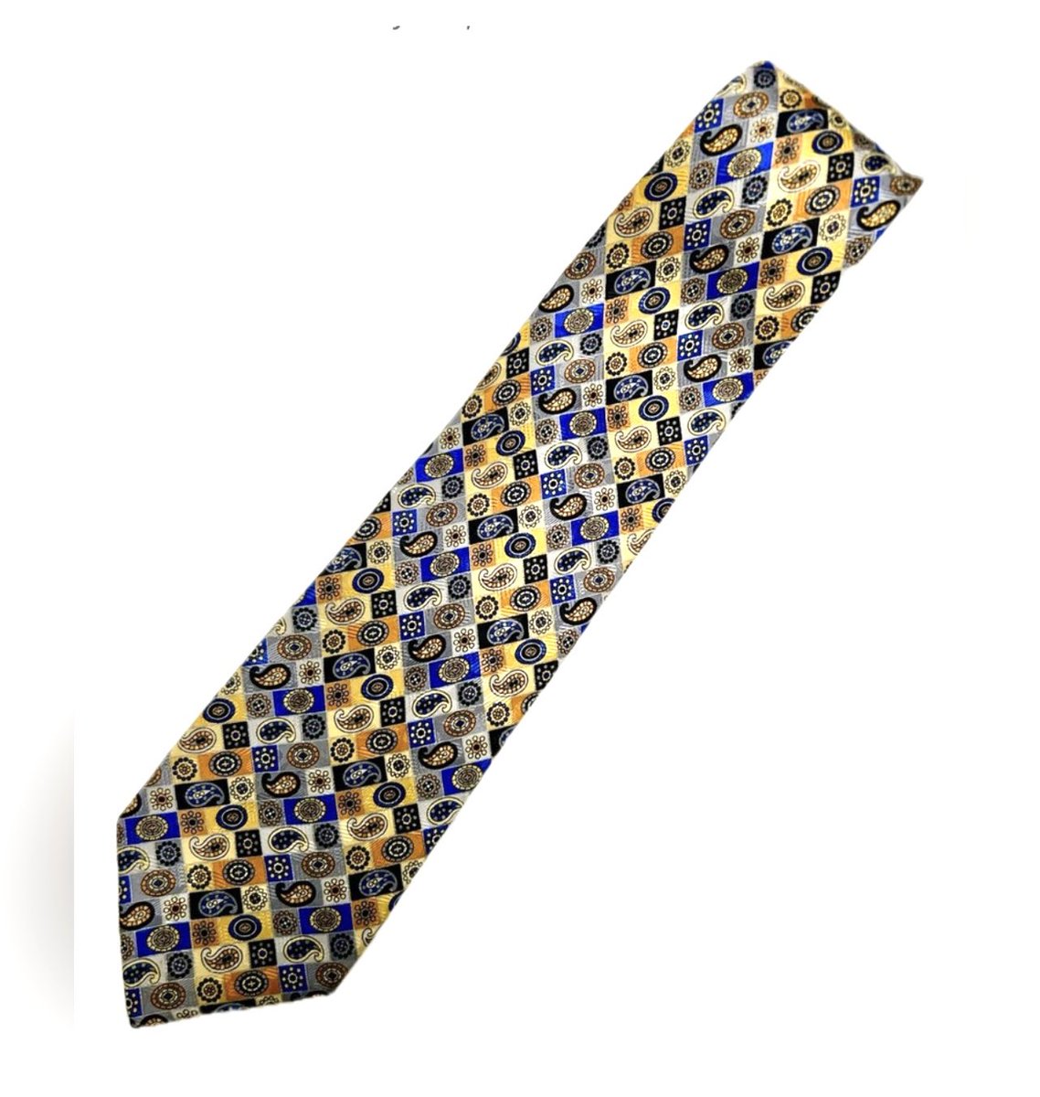 For years—more than a decade, in fact—the fashion industry has been telling men that the necktie is obsolete. As workplaces embraced business-casual dress codes and remote work became the norm, the tie quietly faded from everyday wardrobes. And at the time, that shift made sense.