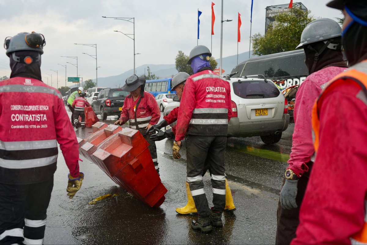 idubogota's tweet photo. Por instrucción del alcalde @CarlosFGalan, hoy el director @OrlandoMolanoP habilitó cerca de 2 km de vía en la AutoNorte. 

Reabrimos 2 carriles (uno al costado oriental y otro en el occidental) a la altura de las estaciones de @TransMilenio Calle 187 y Terminal, donde continúan las obras de ampliación de estas estaciones.