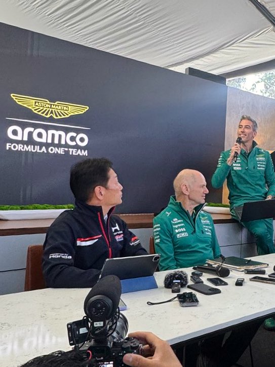 Newey salió a los medios junto con el jefe técnico de Honda Koji Watanabe, para explicar que en efecto correrán poco en Melbourne debido a las altas vibraciones del paquete, que afecta a los pilotos. Alonso dijo que podría tolerar hasta 25 vueltas.