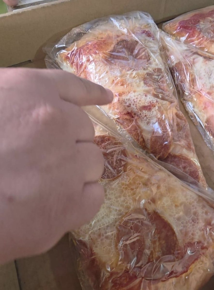 flormbd's tweet photo. Así las pizzas que le venden a los niños en la primaria Juan G Cabral de #SLRC @michelleriveraa... https://t.co/TizvaMX7ko