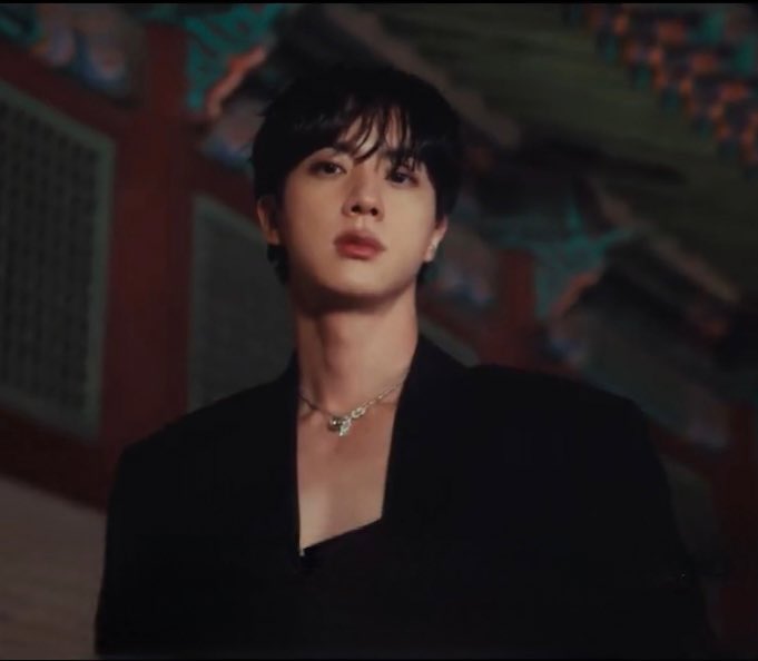ksjstarboy's tweet photo. seokjin is unreal like literally how is he real? https://t.co/oq45aJ0XS5