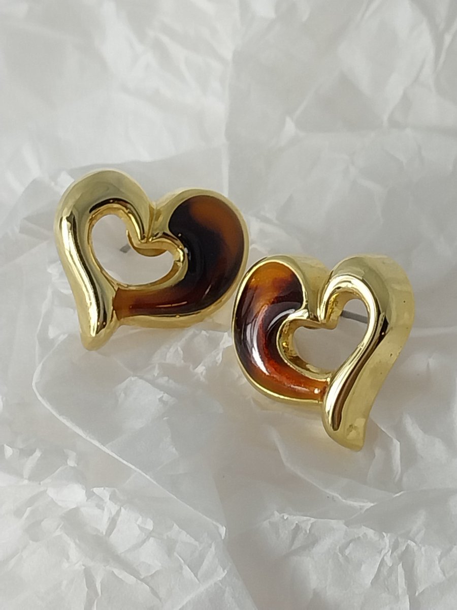 Diane's Clothes and Collectibles tweet media