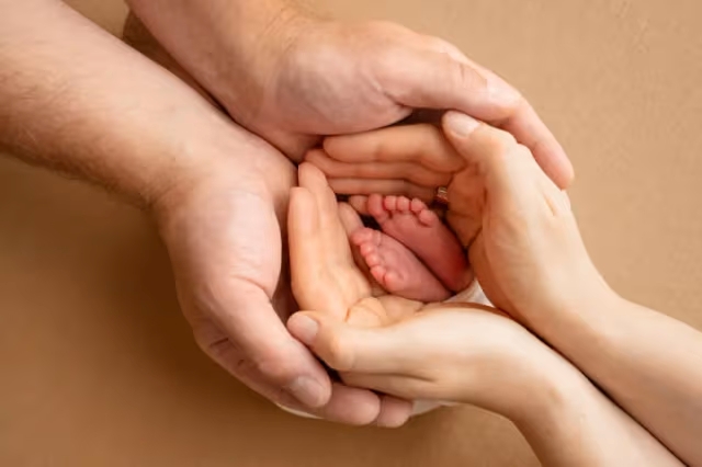 IvySurrogacy's tweet photo. Thinking about becoming a surrogate? Here’s what the journey typically looks like 💛

1️⃣ Initial screening
Phone call, medical record review, and pre-qualification.
2️⃣ Matching
Meet intended parents via video call. If both sides feel aligned — it’s a match!

3️⃣ Medical screening
Bloodwork, ultrasound, and clinic approval.
4️⃣ Legal contracts
Attorneys finalize a clear agreement before any medication begins.

5️⃣ Medication & monitoring
Hormone meds (often injections) + local bloodwork and ultrasounds.
6️⃣ Embryo transfer
A quick, usually painless procedure — followed by 48 hours of rest.

7️⃣ Pregnancy confirmation
Two rising HCG blood tests = official congratulations 🎉
8️⃣ Prenatal care & delivery
Graduate from the fertility clinic around 10–12 weeks and continue care with your OB until delivery.

Travel (if needed) is typically just twice — for screening and transfer — and all related expenses are covered.
It’s a structured, supported, and deeply meaningful journey — and you’re never walking it alone.

#SurrogateJourney #BecomeASurrogate #SurrogacyProcess #IVF #FamilyBuilding