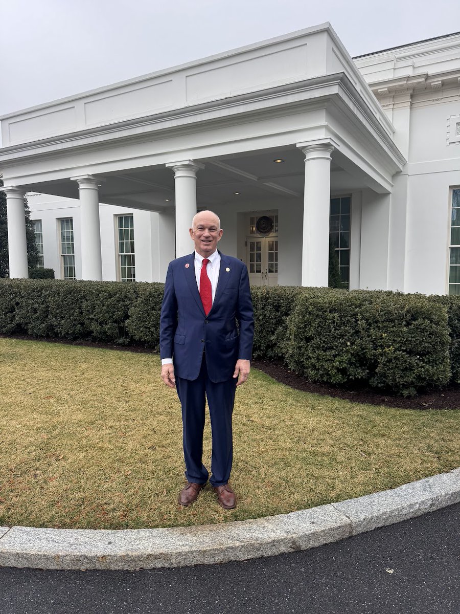 JeffREllington's tweet photo. Met with President Trump today, with a group of other Trump-endorsed Indiana state Senate candidates. We discussed Indiana's economy and housing costs. Indiana's issues are on the mind of our President, I can assure you as your next senator from District 39. #ingov https://t.co/DzDVg3r8D3