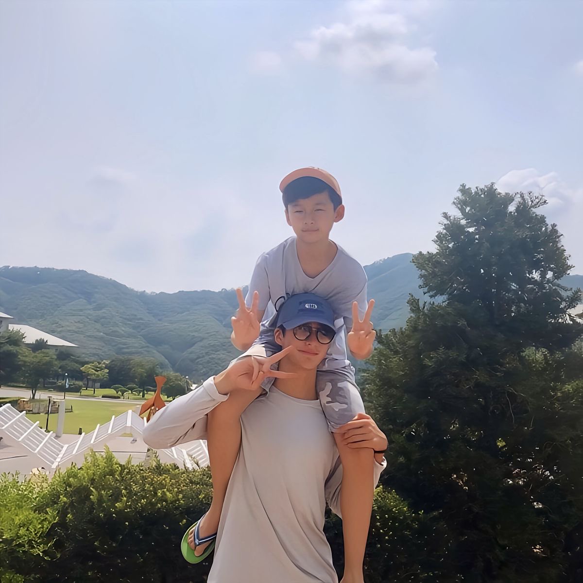 เข้าใจนางอยู่นะ555555555 จากที่น้องตัวจิ๋ว ๆ เอาขี่คอได้จนตอนนี้น้องสูงกว่าแล้วอะ พี่ไม่โอ ๆ ความรู้สึกคงเปนงี้เนาะ555555555