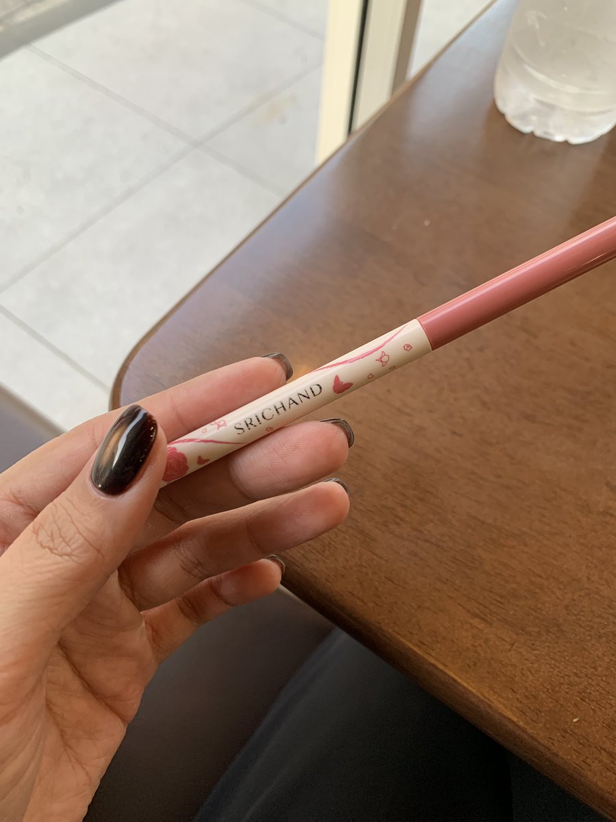 มาแบบเรียลๆ ลิปไลเนอร์ครั้งแรก ชอบมาก ปากสวย เบลอ ฟุ้งงงงง น่าจะเขียนตั้งนานแล้ว อันนี้เห็นลดราคาเลยหยิบมา แล้วคือดีมากก ใครมีตัวอื่นมาแนะนำได้นะ ชอบอะ 😂 #ศรีจันทร์