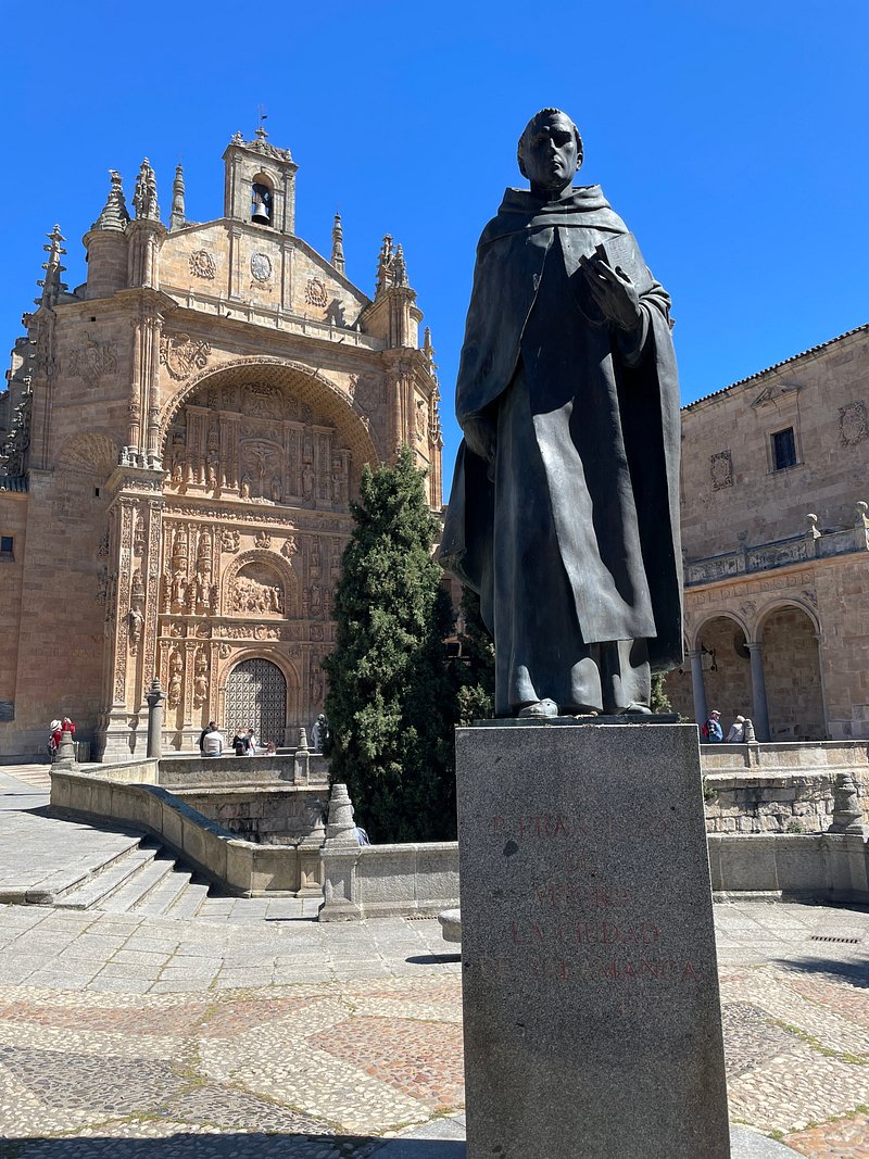 Ahora que todo el mundo habla del Derecho Internacional, recordamos que su padre fue un fraile español:

Francisco de Vitoria nunca publicó un libro. Lo que sabemos de su pensamiento viene de las notas de sus alumnos en Salamanca entre 1528 y 1540, las Relectiones Theologicae.