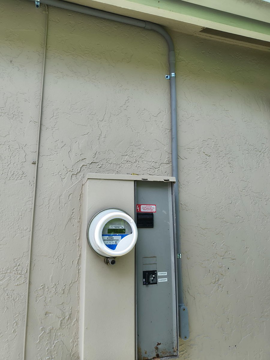 ElliaElectric's tweet image. Reliable power for a greener lawn 💧⚡
 Ellia Electric Inc. installed a dedicated sprinkler pump circuit for safe, efficient irrigation—right when you need it.
#ElliaElectric #SprinklerPump #IrrigationSystem #OutdoorPower #LicensedElectrician #ReliablePower