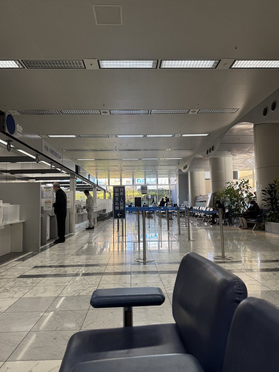 親父の病院。今は3週に一度薬を投与するだけ。緊急で治療が必要な人以外は長く置いとけないとのこと。今日はよその病院へ転院させる手続きをしにきた。もうすぐ介護施設へ移動するところだったのであと少しいさせてほしいと思ったが叶わなかった。他の人もいるのでしかたないね