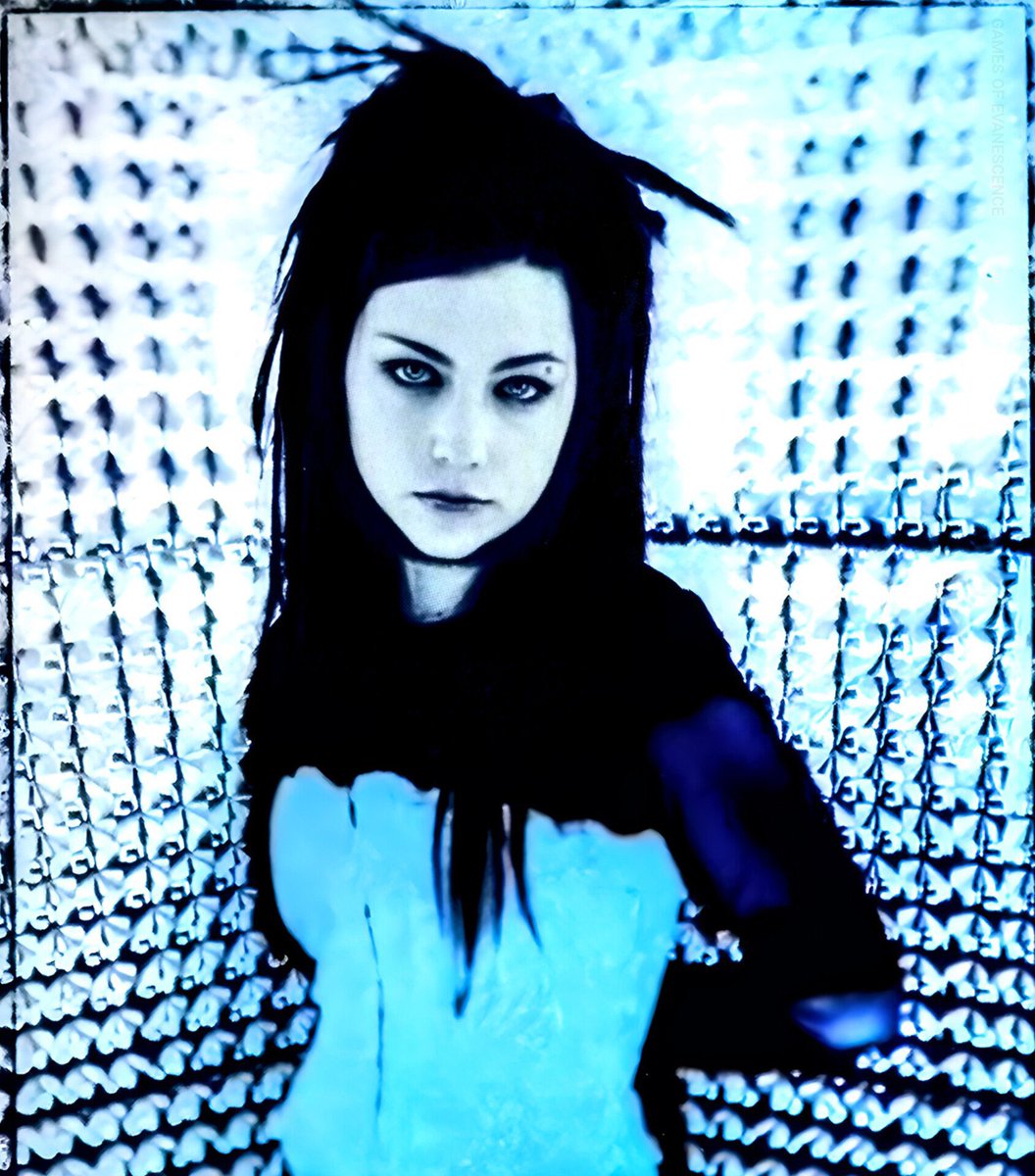 AmyLeeEVCrave's tweet photo. Rare pictures of Amy Lee from the Fallen era in 2003: https://t.co/3495kJ3SwS
