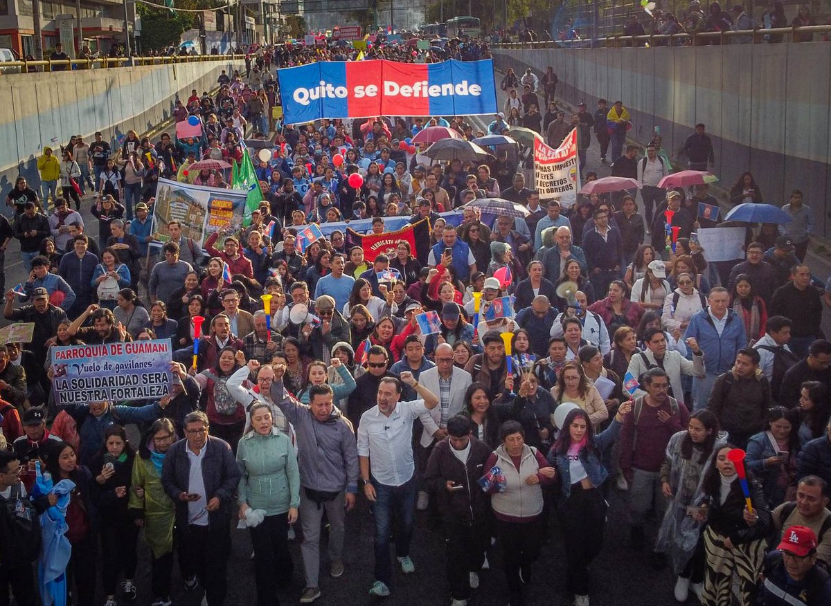 pabelml's tweet photo. ¡Quito se defiende!

Hoy presentamos ante la Corte Constitucional la demanda de inconstitucionalidad contra la reforma al COOTAD, en representación del pueblo quiteño. No lo hicimos solos: miles de ciudadanos acompañaron esta acción democrática para defender los servicios que sostienen la vida de la ciudad.