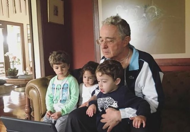 ¡Dizque #Uribe nos necesita...! 🤦🏻‍♂️

#Uribe lo que necesita es descansar y ponerse a malcriar sus nietos... 👴🏻

#VotaParaQueUribeSePongaAMalcriarSusNietos