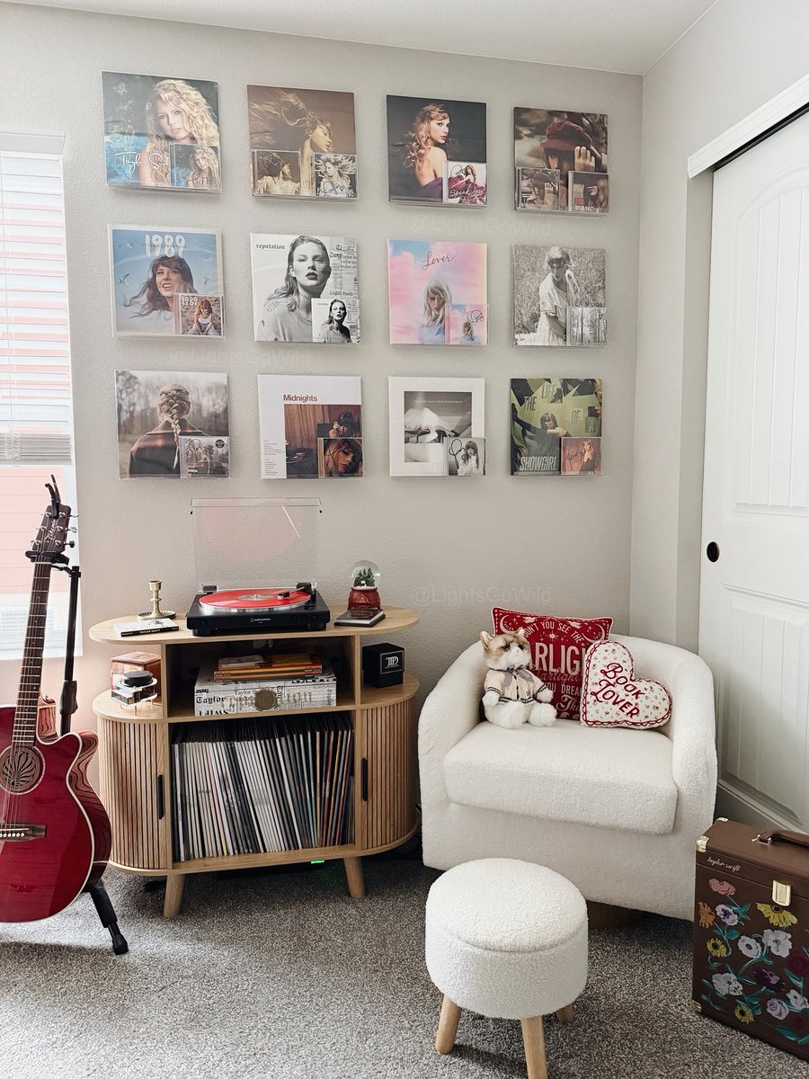 lightsgowild's tweet photo. buy your favorite albums!! buy your favorite movies and the books that look interesting!!! support all of the creatives behind the art!!!! 

physical media holds something so special that streaming never will https://t.co/yftlxvYxmf