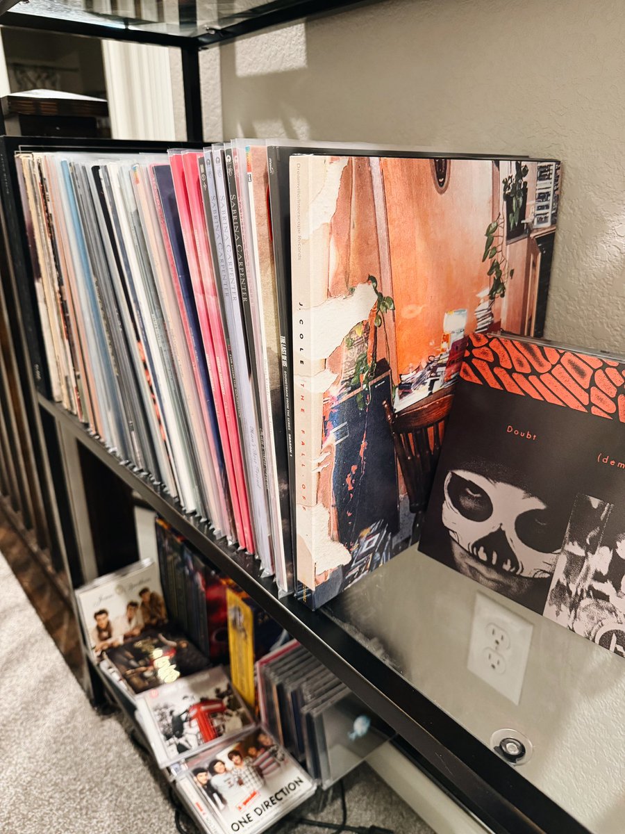 lightsgowild's tweet photo. buy your favorite albums!! buy your favorite movies and the books that look interesting!!! support all of the creatives behind the art!!!! 

physical media holds something so special that streaming never will https://t.co/yftlxvYxmf