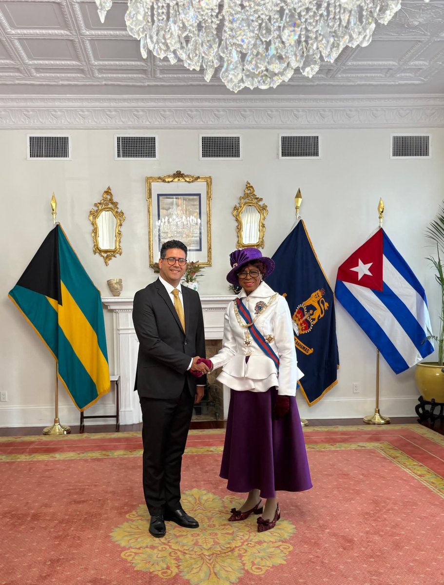 En ceremonia solemne celebrada en la Casa de Gobierno presenté las Cartas Credenciales a Su Excelencia la Muy Honorable Dama Cynthia Pratt, Gobernadora General de la Mancomunidad de Las Bahamas que me acreditan como Embajador de Cuba ante Bahamas. 
misiones.cubaminrex.cu/es/articulo/em…
