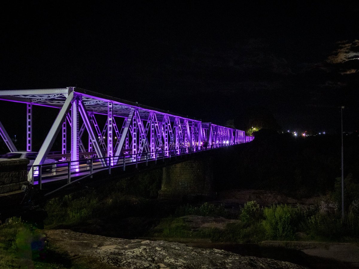 Así luce hoy nuestro puente Piedra Alta y las letras corpóreas en el ingreso a Florida, iluminados en alusión al Mes de la Mujer.