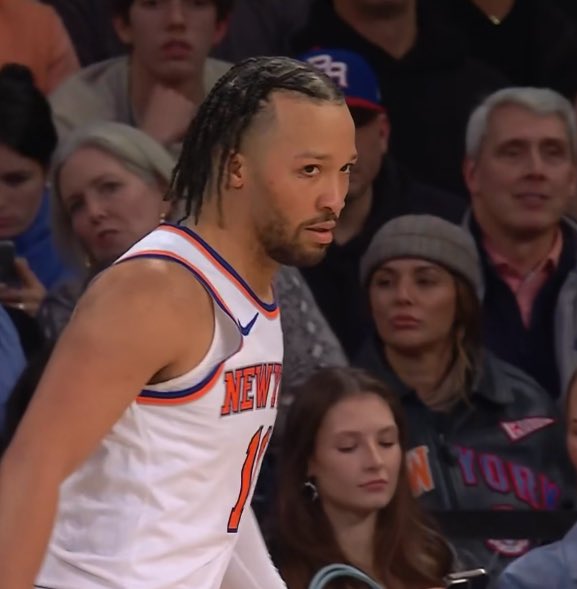 jonmoxIeys's tweet image. it look like jalen wearing eyeliner