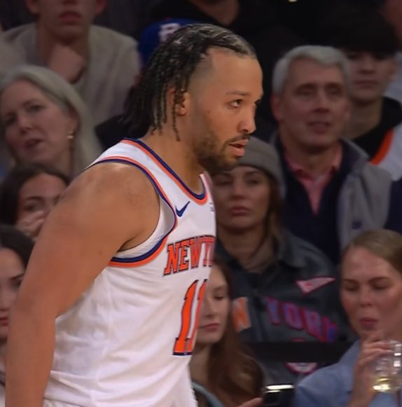 jonmoxIeys's tweet image. it look like jalen wearing eyeliner