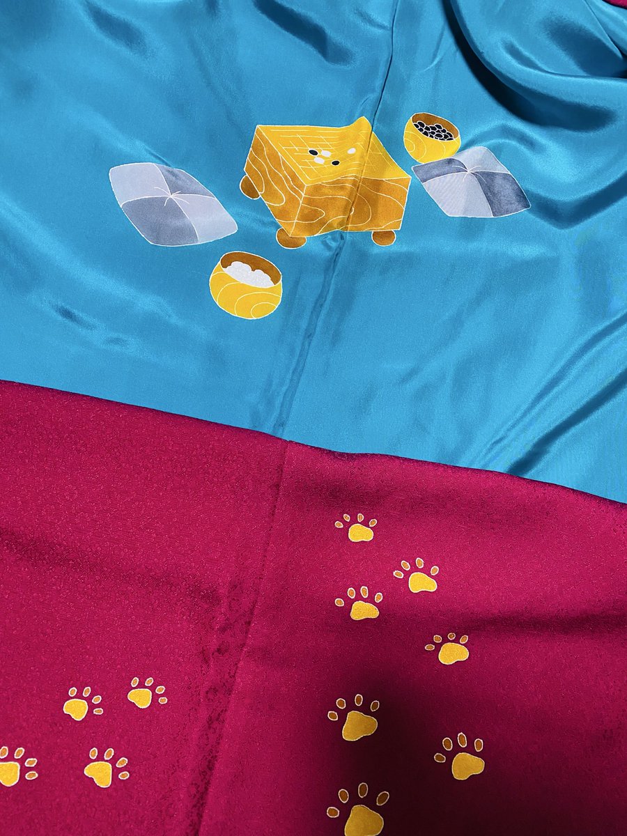 oage10inari's tweet photo. ���今日のオシゴト着》

春になってきたので、うちのニャンズが囲碁しているイメージで作ってもらった羽織を着てオシゴトに👘👘

羽裏はニャンズ達が対局のため碁盤の前に向かう緊張感を足跡🐾🐾で表してもらいました😺
#着物　#囲碁　#猫 https://t.co/3VIDMQfe1c