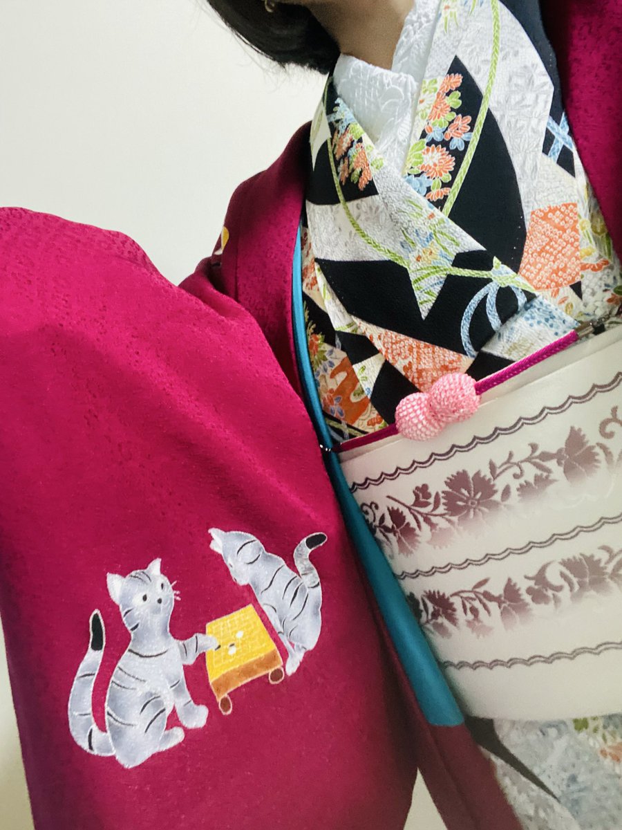 oage10inari's tweet photo. ���今日のオシゴト着》

春になってきたので、うちのニャンズが囲碁しているイメージで作ってもらった羽織を着てオシゴトに👘👘

羽裏はニャンズ達が対局のため碁盤の前に向かう緊張感を足跡🐾🐾で表してもらいました😺
#着物　#囲碁　#猫 https://t.co/3VIDMQfe1c