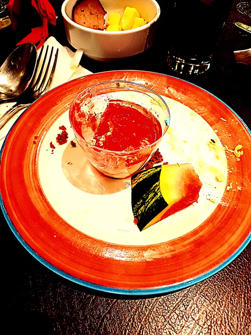 fui a comer a un buffet hoy pero se me olvidó sacar fotos a la carne y cosas por el estilo, así que aquí está el último postre que comí que se note que no me rendí, solo que ya me comí todo lo que me interesaba