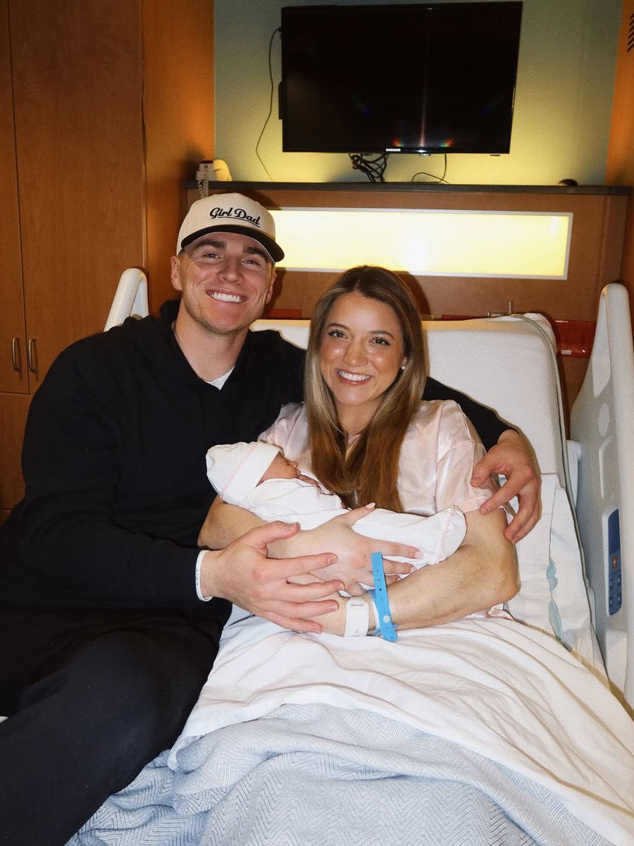 NFL_DovKleiman's tweet photo. Congrats! Broncos star QB Bo Nix announced he gave birth to a baby girl named Riley Belle with his wife Izzy.

Riley Belle was also born on Nix's birthday.

This is the couple's first child together ❤️ https://t.co/UqFhJ9G8GT