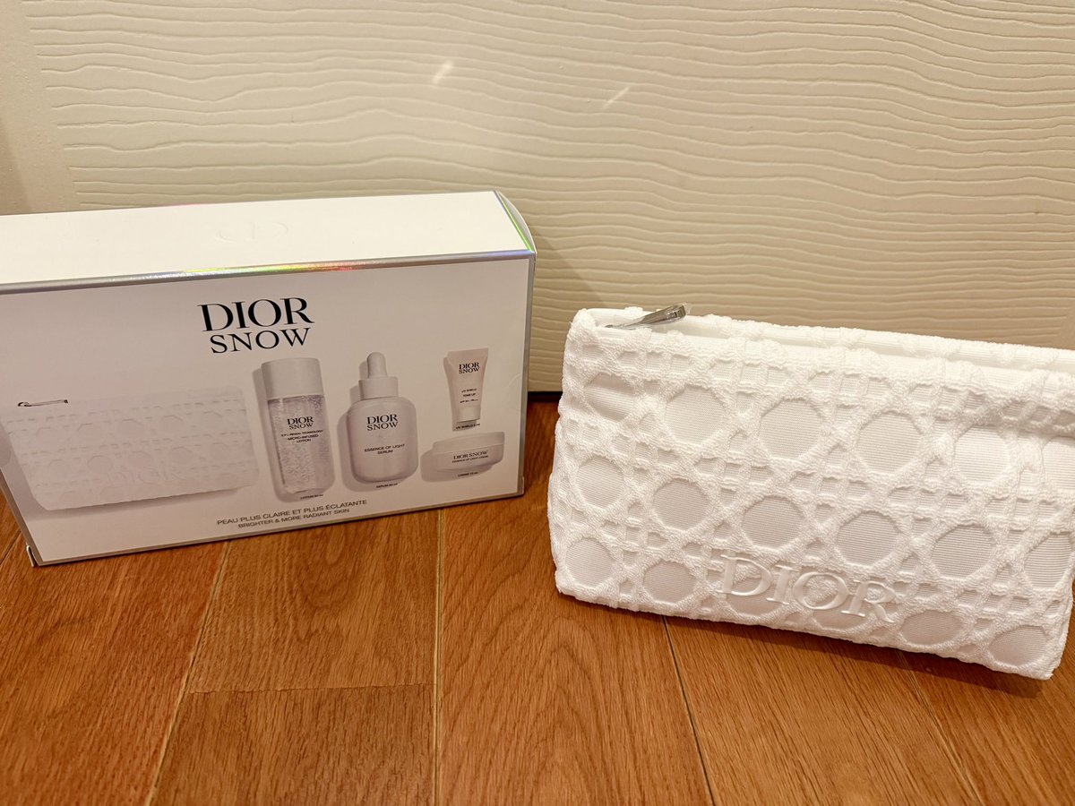 Michelle_0084's tweet photo. 新作のSNOW･:*+.(( °ω° ))/.:+
美白になるぞー

 #コスメ購入品  #Dior https://t.co/q75lbbmzyD