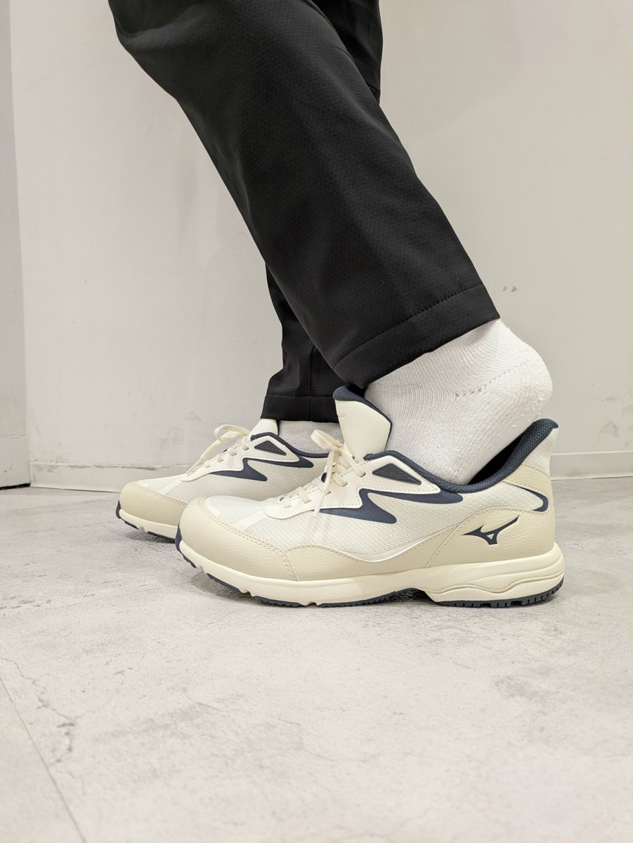 🌟ウォーキングシューズ LD NEXT EZ🌟
26年春夏の新製品が登場！
独自のオープンフィット構造によりシュータン部分が動くことで、靴紐をほどかずに靴の脱ぎ履きができます✨
安定性とクッション性に定評のあるLDシリーズのソールを使用し、長い距離を歩いても疲れにくいです！
店頭でお試しください🔥