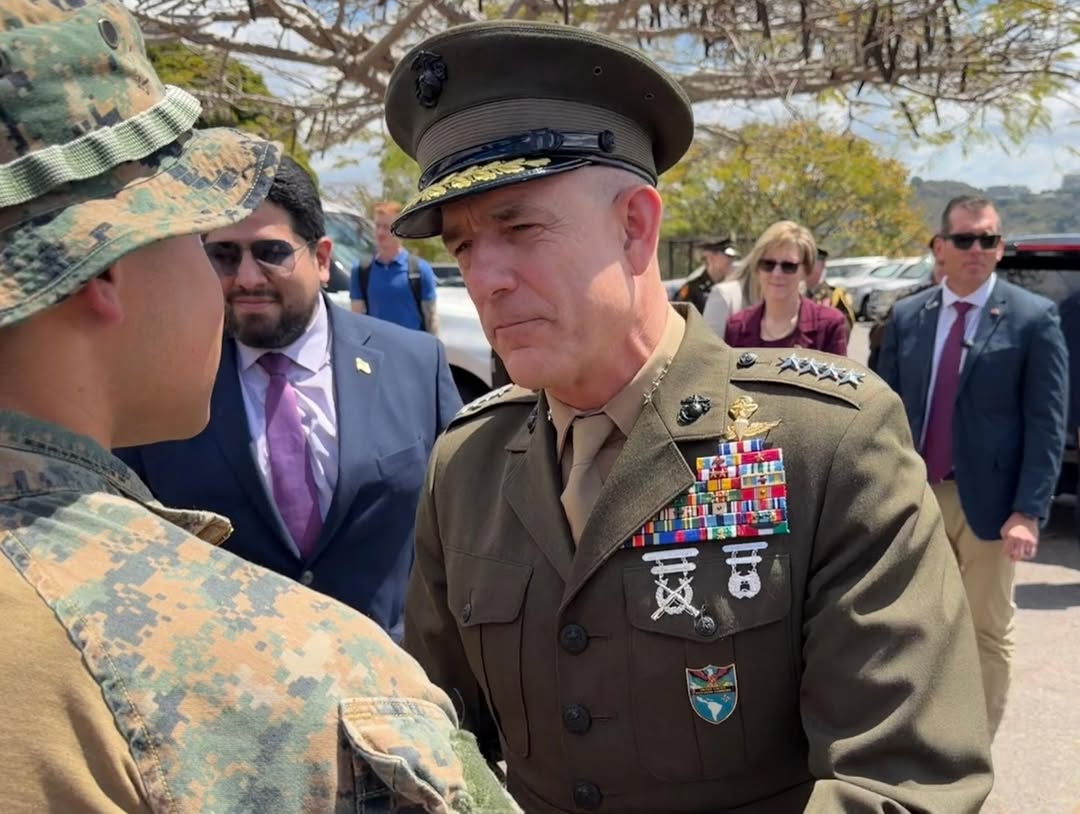 eldiario's tweet photo. #4Mar | Días después, el jefe del Comando Sur de EE UU, el general Francis L. Donovan, visitó Caracas el #18Feb y se reunió con integrantes de la Fuerza Conjunta, encargados de resguardar las instalaciones diplomáticas de EE UU, y con socios interinstitucionales.

Donovan también sostuvo encuentros con la presidenta encargada, Delcy Rodríguez; el ministro de Defensa, Vladimir Padrino López, y el ministro de Interior, Diosdado Cabello, para evaluar temas de seguridad y el avance del plan político impulsado por el presidente Donald Trump.