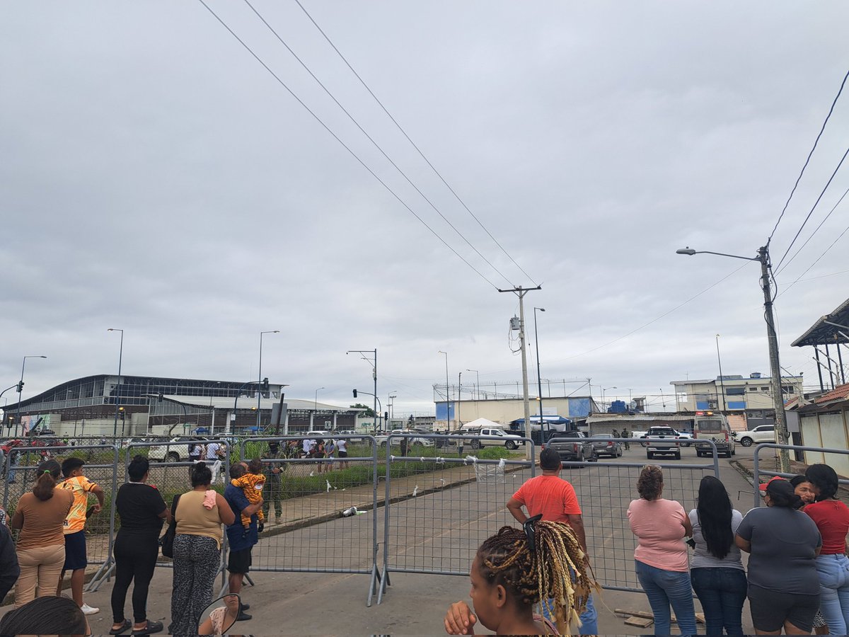 🔴#Machala
Explosión en la  càrcel de Machala
facebook.com/share/v/1EM5Fe…