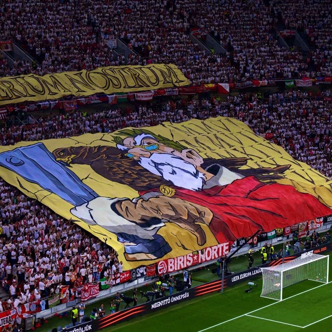 LuisJV93's tweet photo. El mejor tifo de la historia en una final europea plantada en la cara de la hinchada de la Roma y llevándonos la copa para Sevilla. 

Simplemente colosal. https://t.co/o3QTxPLbco