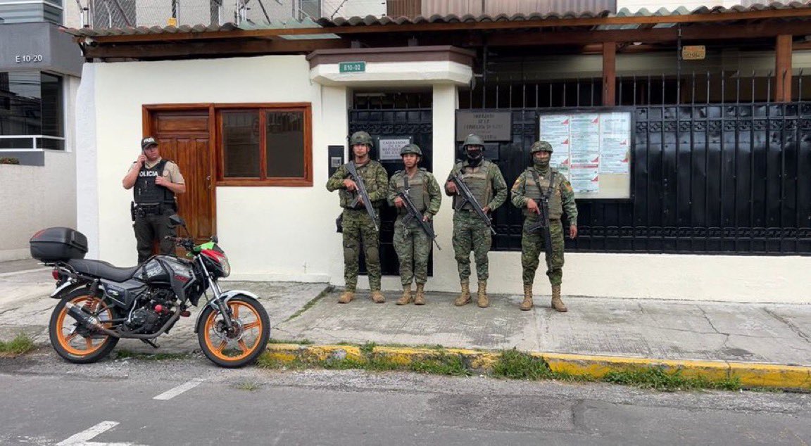 🔴 #Atención || Se reporta presencia militar en los exteriores de la Embajada de Cuba en Quito. Esto, tras la decisión del gobierno de Ecuador de declarar persona ‘non grata’ al embajador de Cuba, Basilio Antonio Gutiérrez García, así como a toda la misión diplomática de ese país