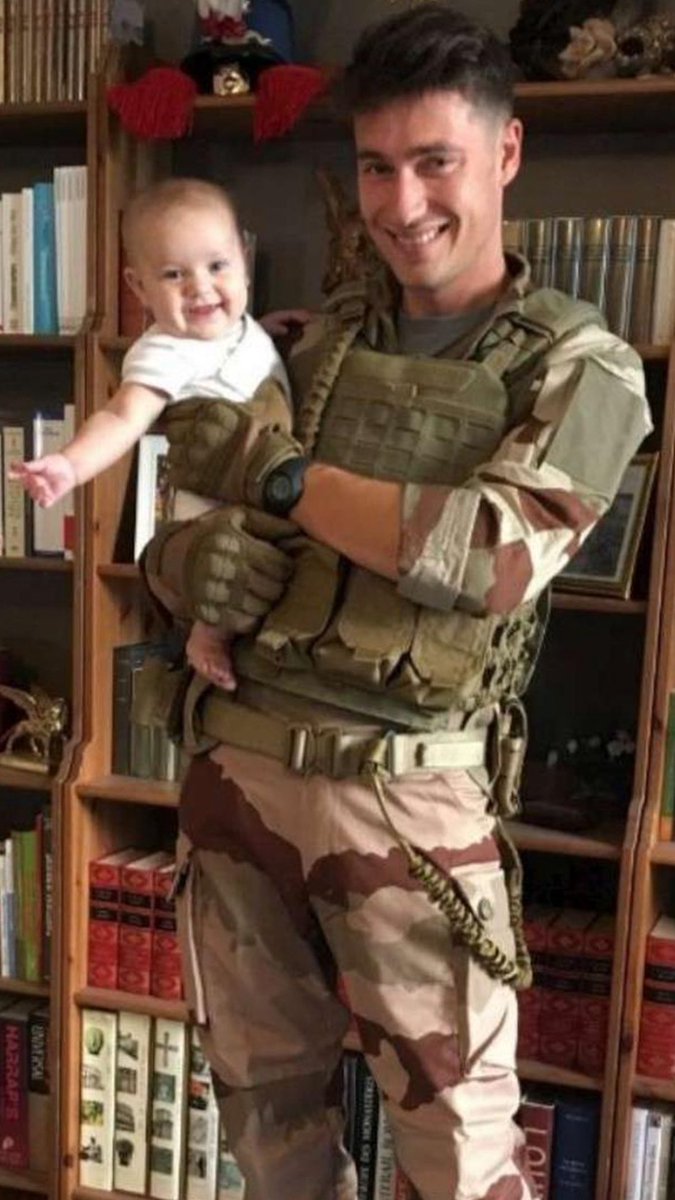 Clément Frison-Roche, avant son départ, avec sa fille âgée de seulement sept mois. 🖤