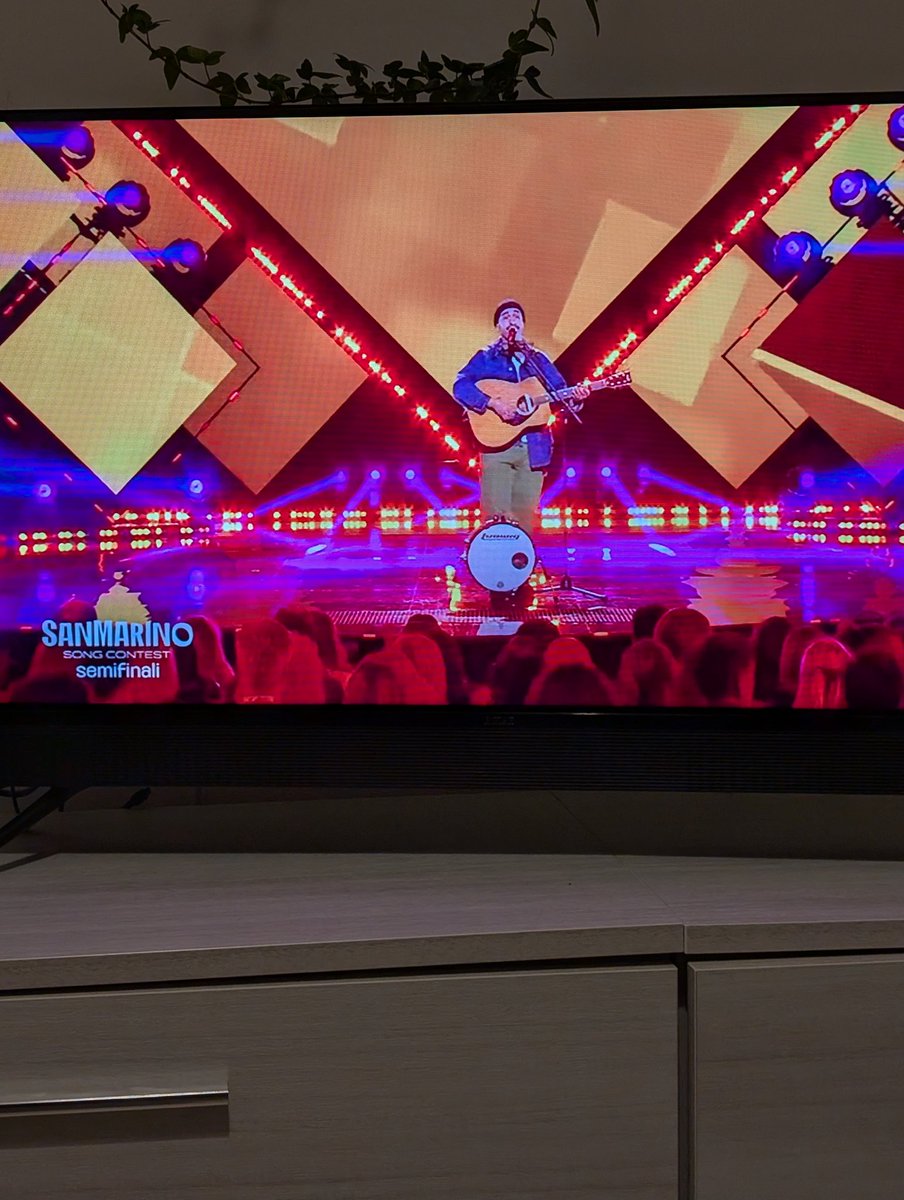 vanestripes's tweet photo. A volte nei gruppi son in 5 per non fare niente e poi lui canta e suona 3 strumenti insieme

#SanMarinoSongContest https://t.co/16vYPpoNMg