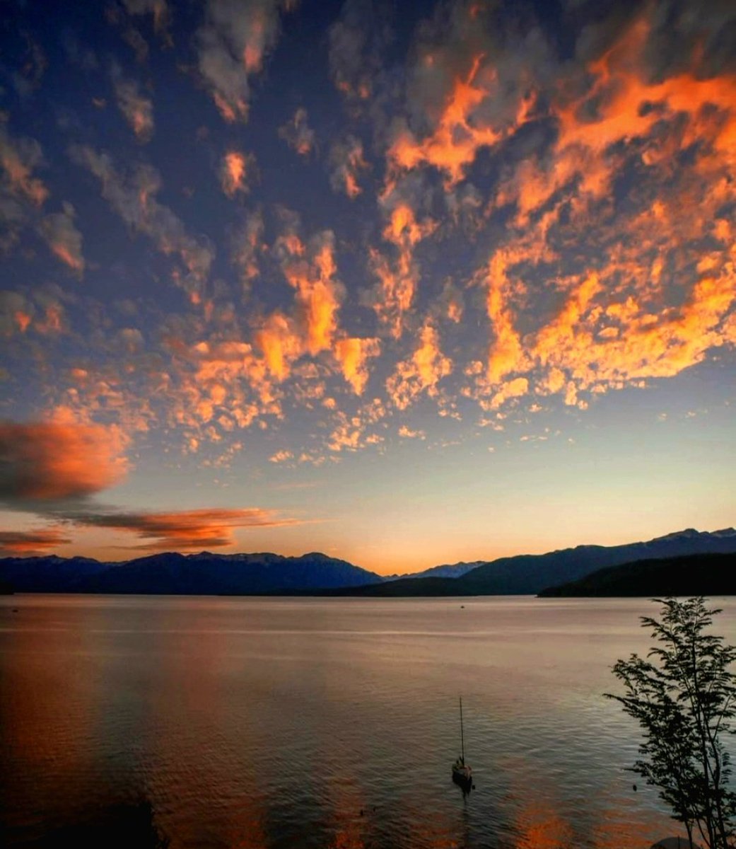 lfsur's tweet photo. ¡Maravilloso atardecer casi otoñal! 
Lago Nahuel Huapi. 
Patagonia 🇦🇷🧉☀️ https://t.co/1G04MgSeZ0