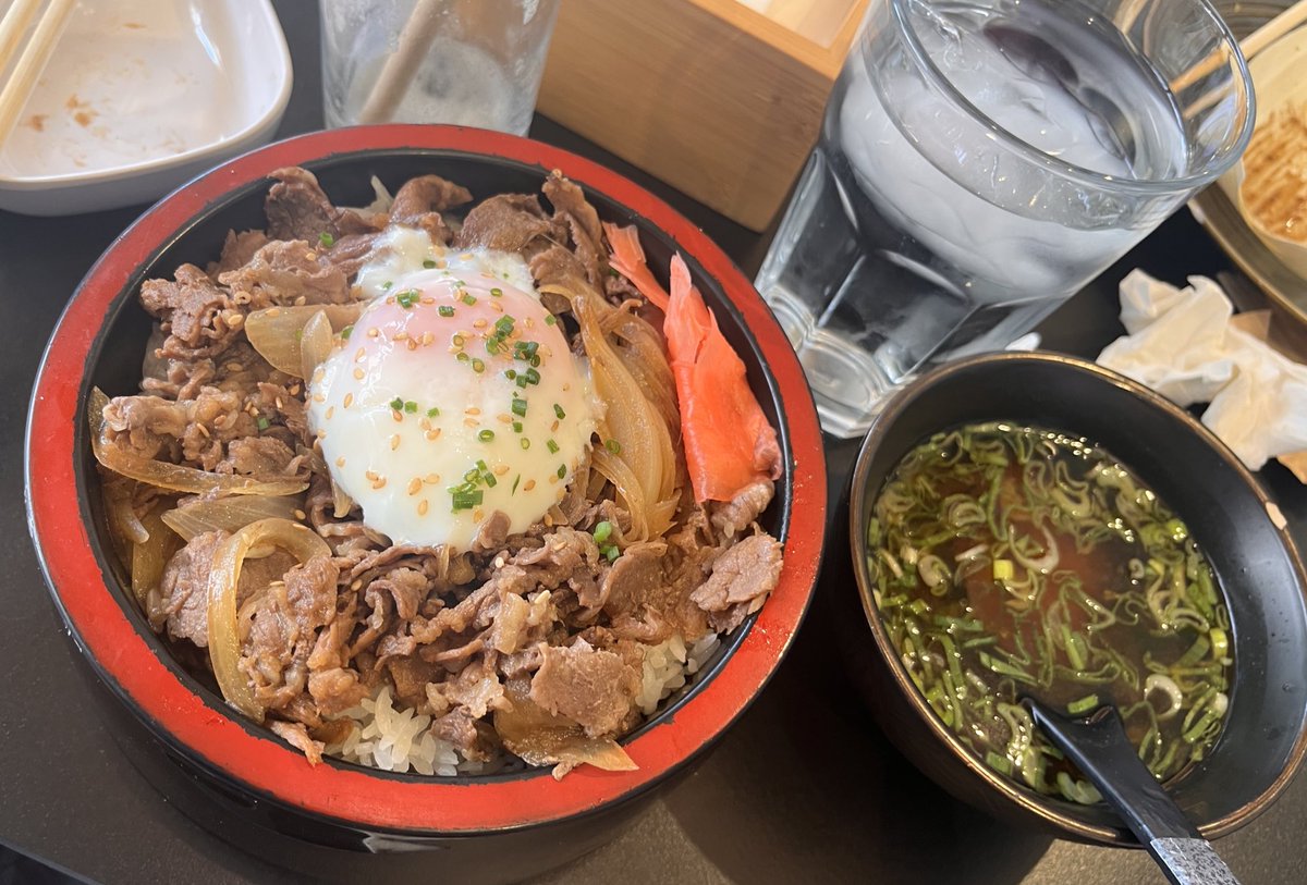 Este es el gyudon que me comí (∫˘▽˘)∫ quedé panzón