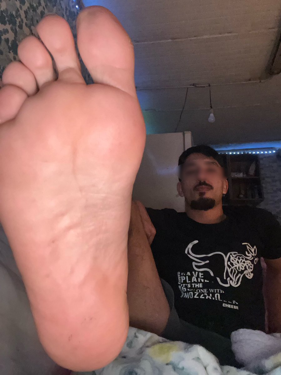 A letto dopo una giornata di lavoro…. Mi servirebbe un leccapiedi e starei apposto 👅

#Findom #Paypig #Moneyslave